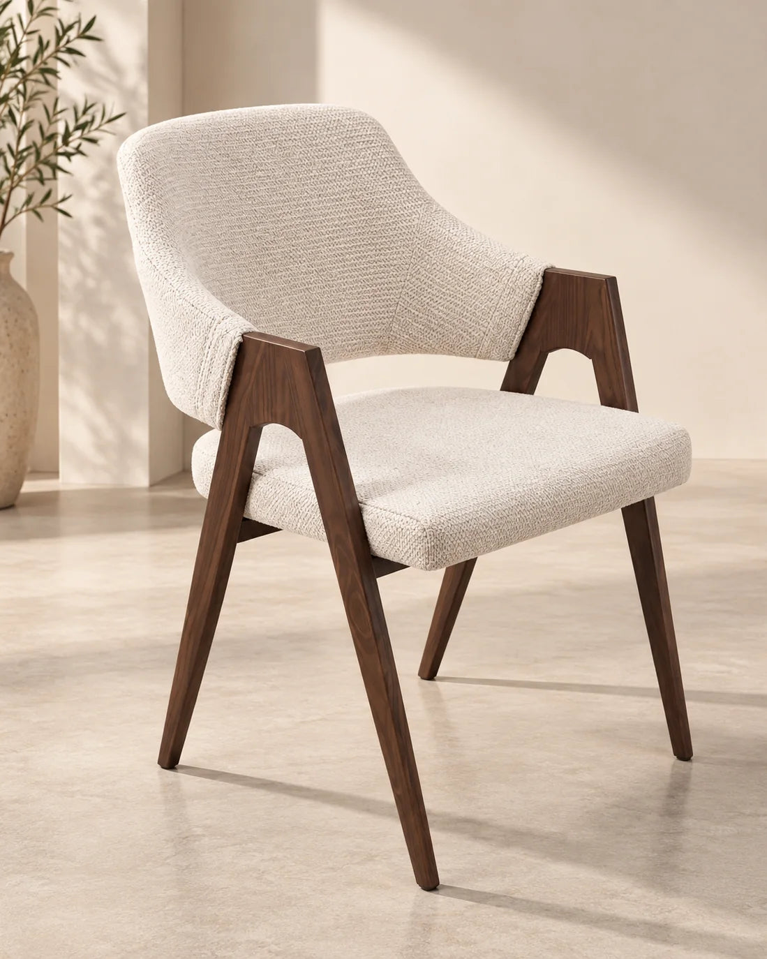 Chaise à accoudoirs en bouclette et bois foncé